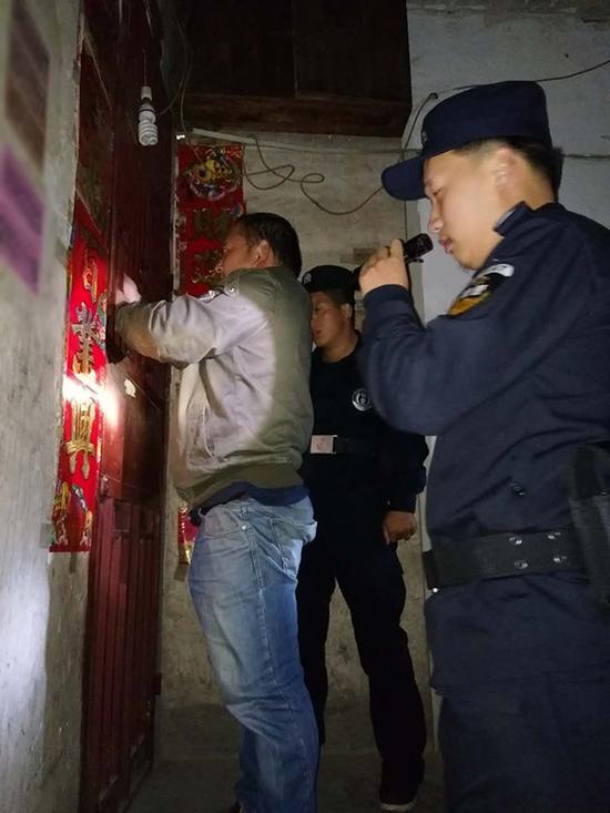 呼伦贝尔粗心妈妈误将幼女锁家中 民警全城寻开锁师傅开门